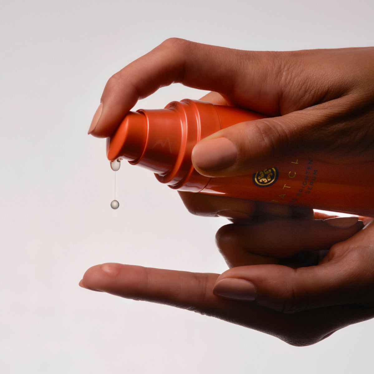 BrighteningSerum-Aug26-Ppage-HandHold_a26591bf-66ff-41aa-9eba-9d45cacfb600.jpg