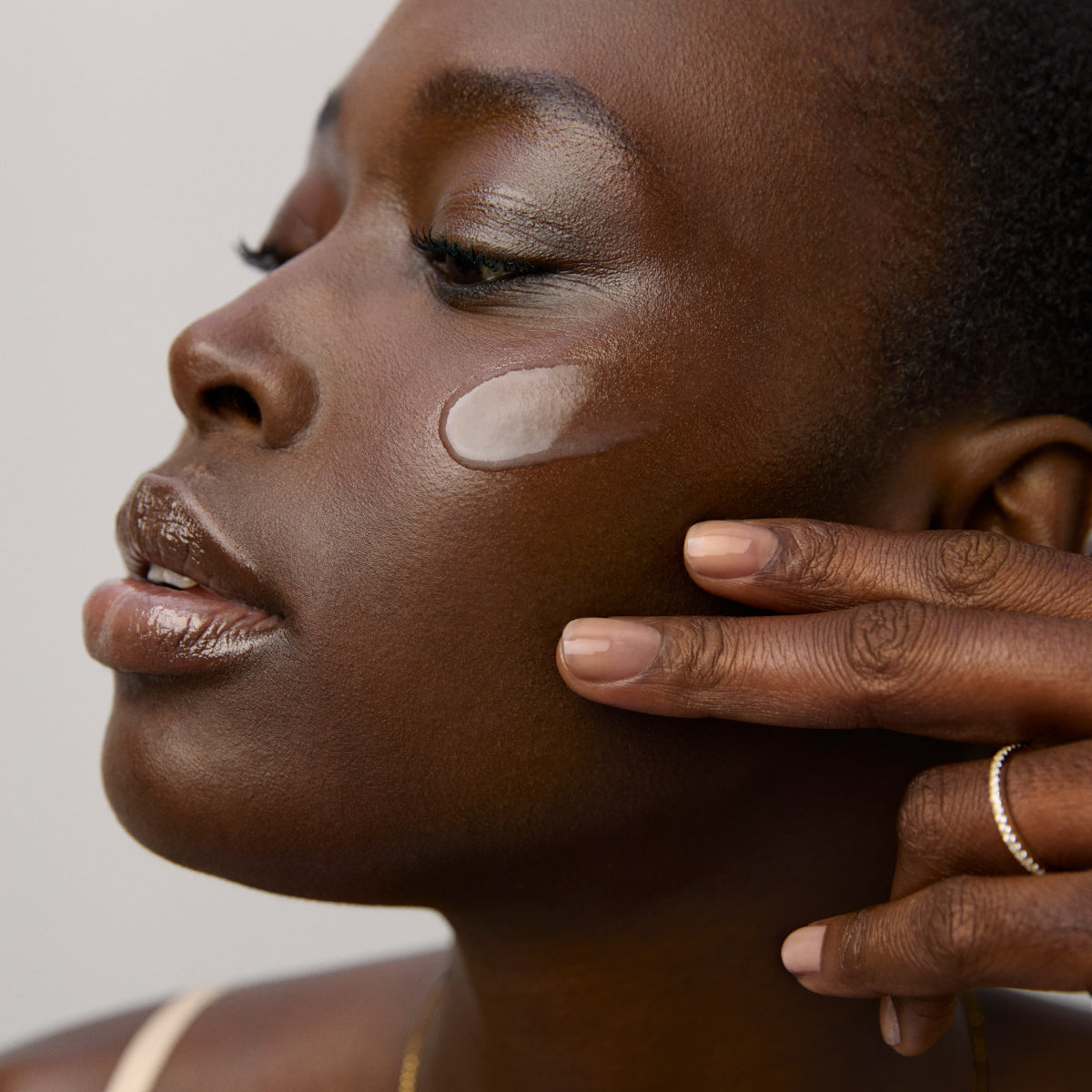LongevitySerum-Aug26-Ppage-ModelApplication_d8e838d8-4a03-4a70-9655-4f7787ad8e87.jpg