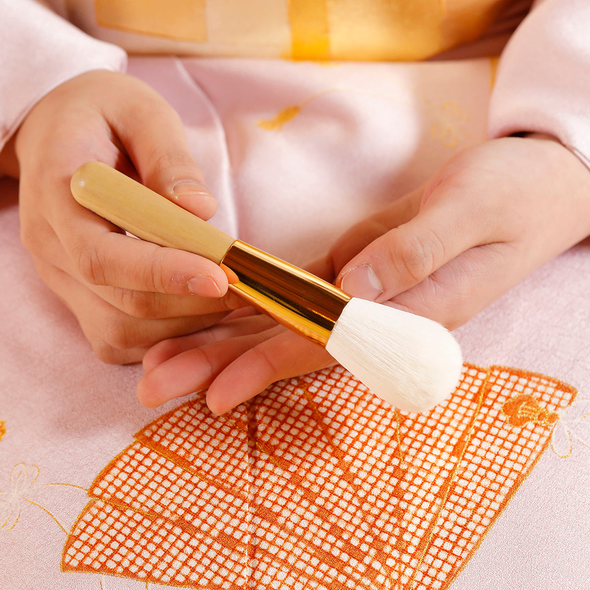 PowderBrush-pdp-Model-Hand-1200x1200_8e62cd0f-f87f-4399-9102-a4af39f56c49.jpg