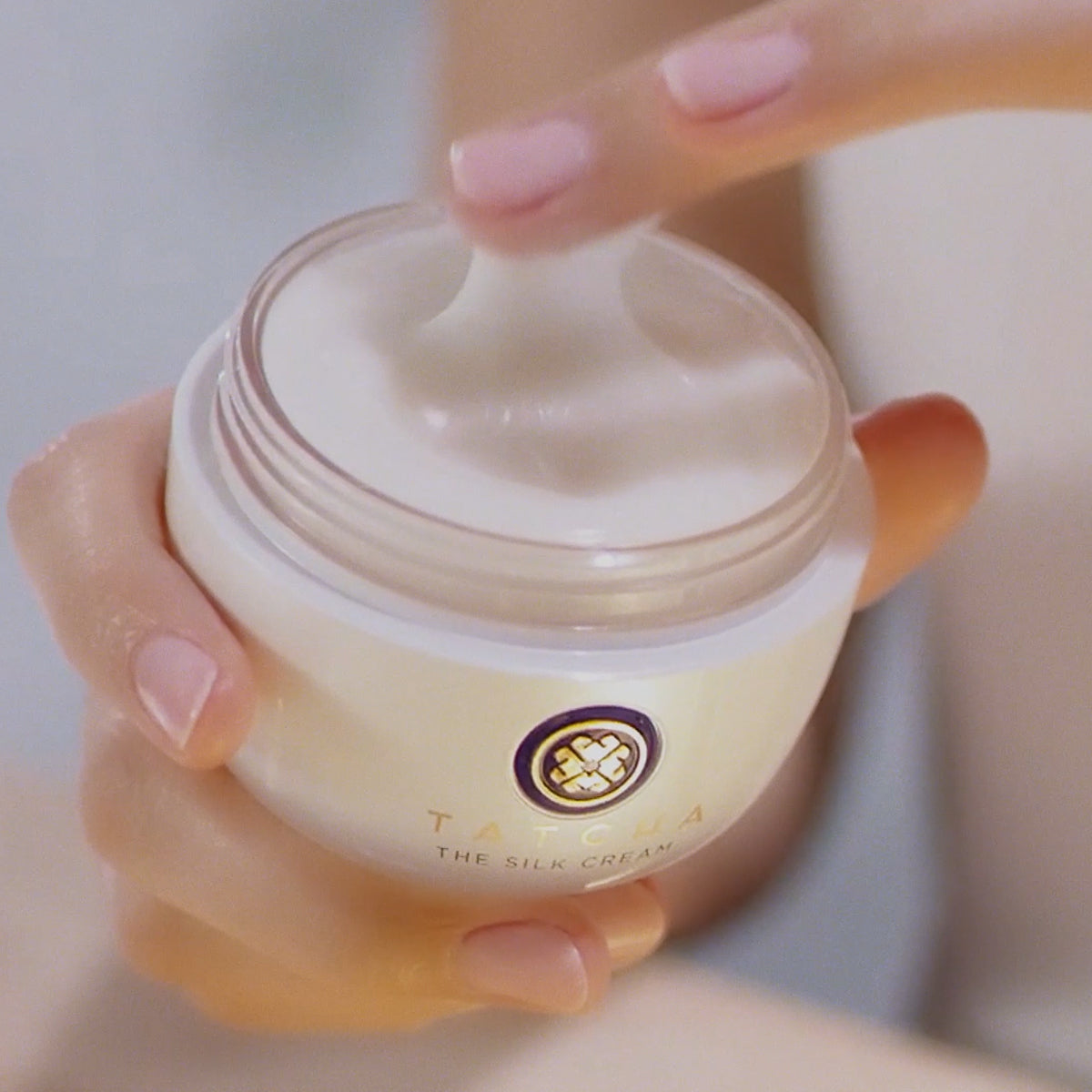 SilkCream-pdp-Hands-CapOff-1200x1200_bb9e60fe-d0d8-4b3c-bb15-12a572e32e12.jpg