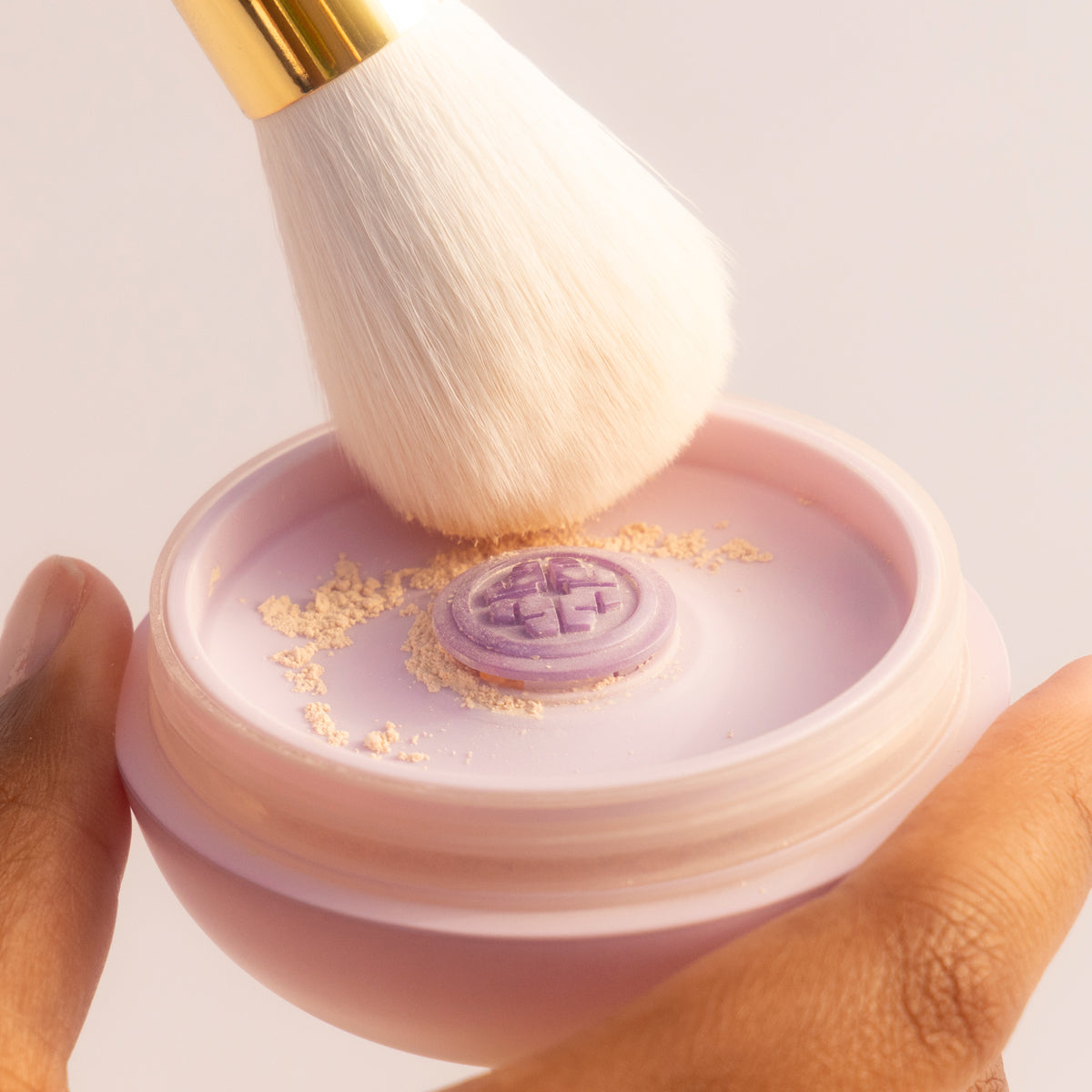 SilkPowder-pdp-FullSize-Lifestyle-1200x1200_b60386ac-5a06-465a-a27f-c3821280176d.jpg