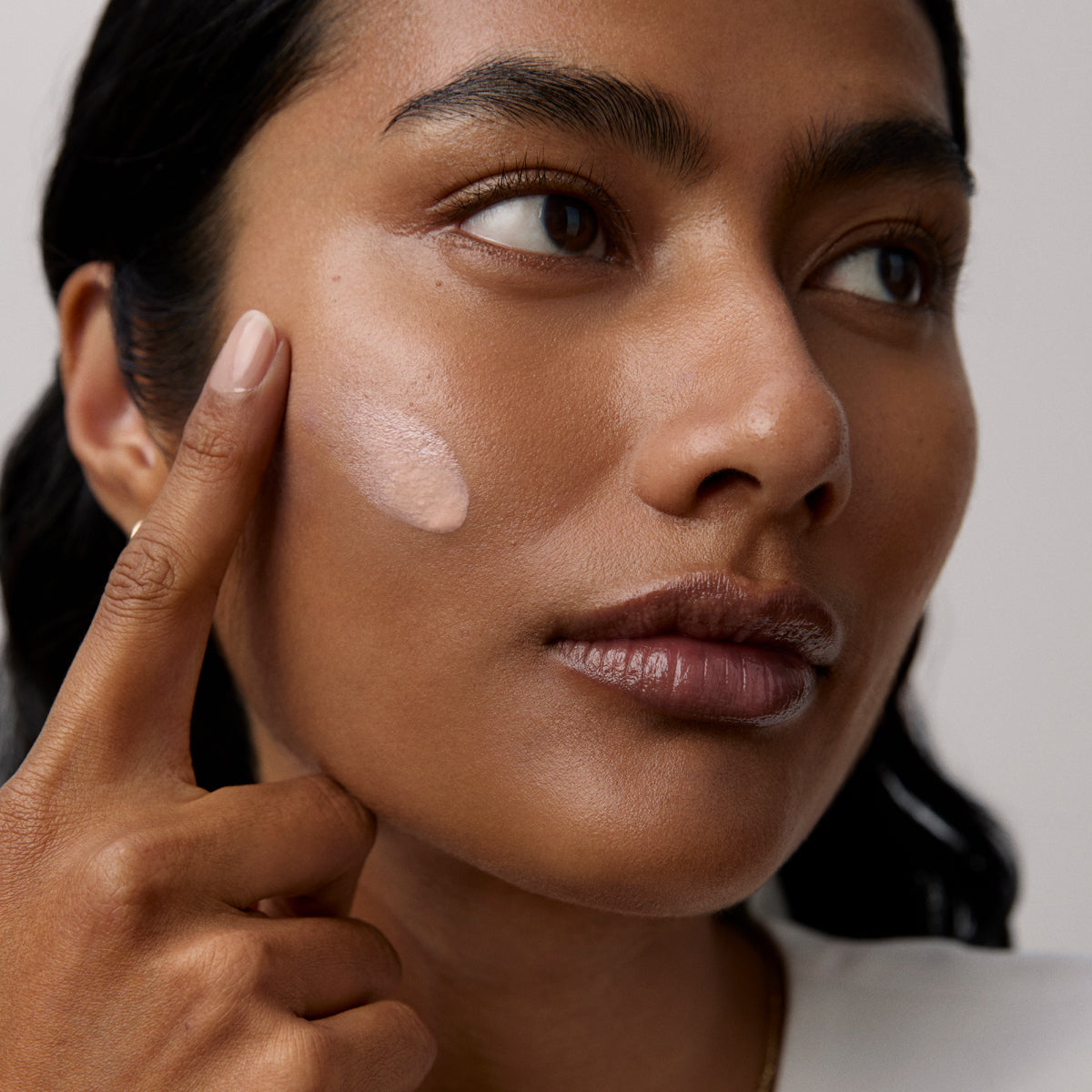 SilkSunscreen-Aug26-Ppage-ModelApplication_28586b8b-2ec9-4549-91b7-e847f7d52233.jpg