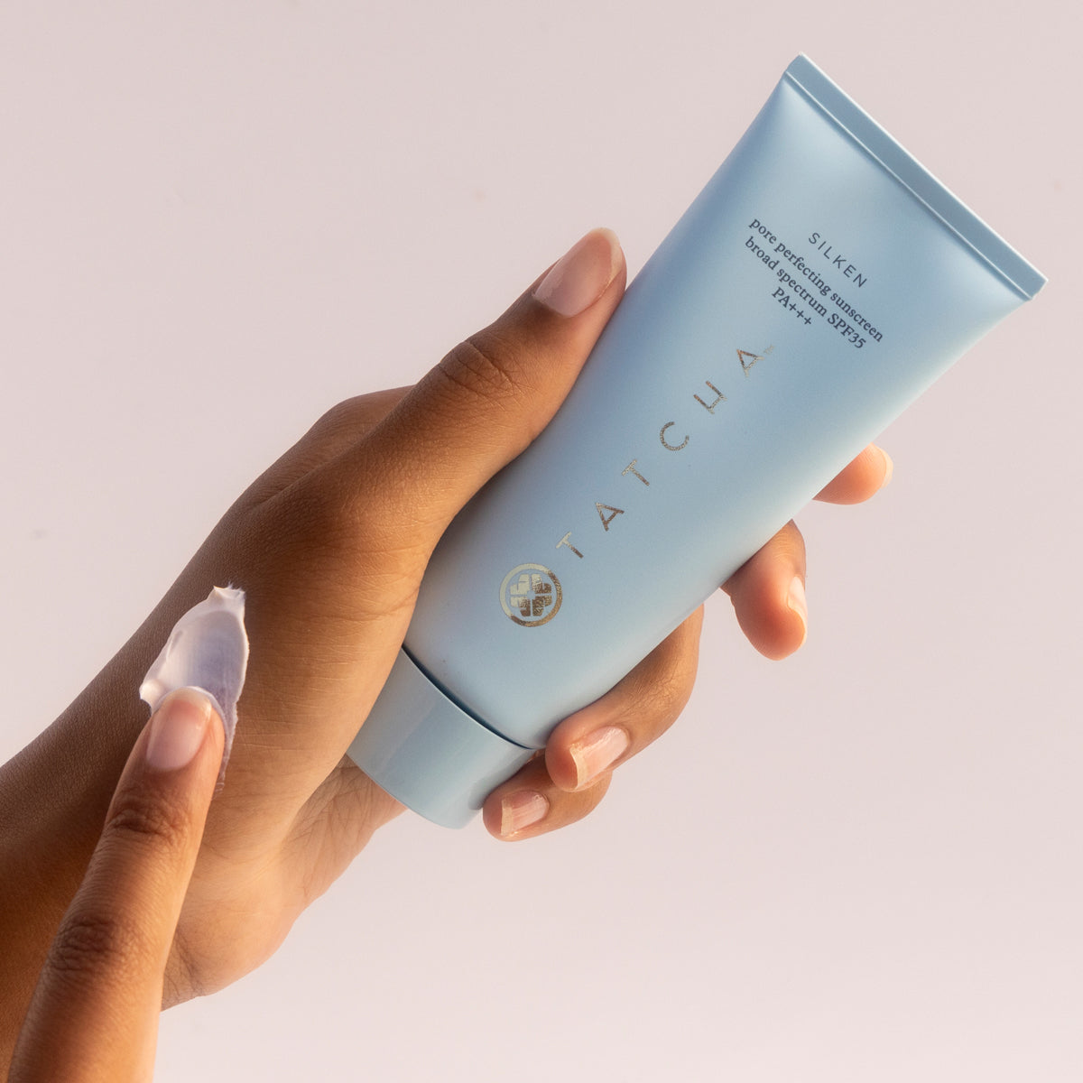SilkenPorePerfectingSunscreen-1-FS-1-Lifestyle_b689198d-8865-4bc8-8000-5cd244489170.jpg